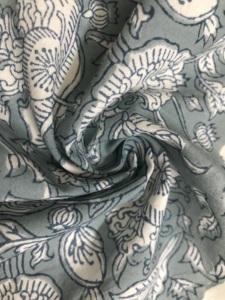 Tela de Algodón Estampada a Mano en Gris y Blanco |   Textil Indio Tradicional con Diseño Floral de Vid - Product Image 4