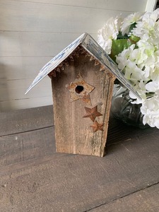 Casa de pájaros de metal de diseño de lujo de estilo moderno con acabado natural resistente al agua de patrón sólido para cualquier entorno de jardín - Product Image 5