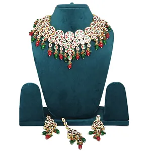 Ensemble de bijoux Kundan rouge et vert, comprenant un collier, des boucles d'oreilles et un Maang Tikka, plaqué or sur cuivre, idéal pour les occasions de mariage. - Product Image 3
