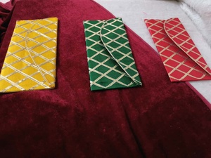 Bolso de Mano con Hilo Dorado y Tela Multicolor, Regalo para Niñas, Bolso/Clutch Cosido a Mano, Sobre Shagun para Celebración de Inauguración de Casa - Product Image 3