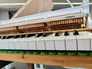 Piano à queue Yamaha G2 blanc, 88 touches lestées, style classique, pour un jeu professionnel, montage au sol, plancher de sonorisation en bois massif - Product Image 4