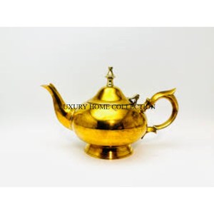 Tetera de latón con diseño de inspiración vintage y mango ergonómico diseñado para proporcionar una auténtica experiencia de servicio de té - Product Image 6