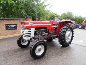 Tractor Agrícola Massey Ferguson 175 4WD de 63 CV con Transmisión de Engranajes, Motor y Caja de Cambios en Plata Estándar - Product Image 4