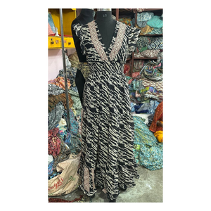 Robe longue bohème avec imprimé rayé noir et blanc et jupe à plusieurs niveaux tenue d'été élégante parfaite pour les festivals et les vêtements décontractés - Product Image 1