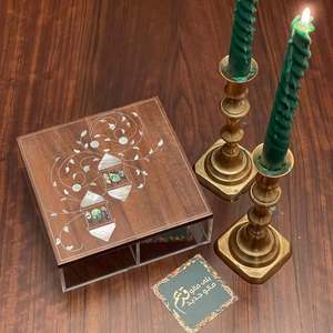 Caja de regalo acrílica hecha a mano de lujo con tapa con Incrustaciones de nácar para chocolate, dátiles y dulces en Ramadán y celebraciones de bodas - Product Image 1