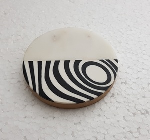 Sous-verre marron et multicolore en bois et en résine de forme carrée avec logo personnalisé au prix de gros, ensemble maison, hôtel, restaurant, vaisselle d'occasion - Product Image 3