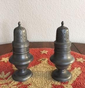 Salières poivrières complexes en laiton faites à la main avec une élégance intemporelle pour les repas de table haut de gamme et la décoration intérieure - Product Image 4