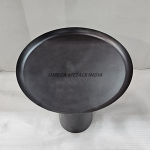 Mesa de centro Superficie redonda ancha negra mate Perfecta para habitaciones Apoyada por una base cilíndrica texturizada con ranuras verticales - Product Image 2