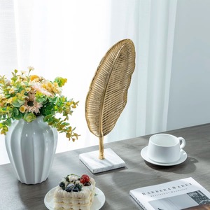 Sculpture en métal doré en forme de feuille, objet de table élégant pour la décoration de la maison, les événements, l'affichage et les cadeaux haut de gamme, en provenance d'Inde - Product Image 3