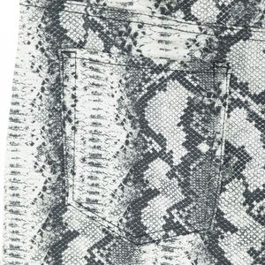 Minigonna Tinseltown per Ragazze in Denim Effetto Pelle di Serpente Nera Taglia 15 - Vestibilità Aderente - Product Image 3