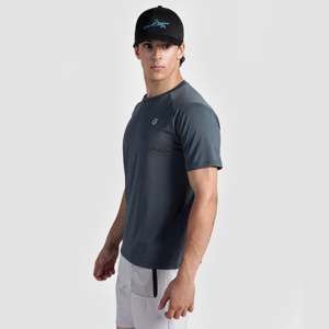 เสื้อยืดออกกำลังกายผ้าถักโพลีเอสเตอร์ 100% สีเทา แห้งเร็ว น้ำหนักเบา เหมาะสำหรับออกกำลังกาย พร้อมลายพิมพ์ซิลค์สกรีน หมายเลขรุ่นพิมพ์บนเสื้อยืด - Product Image 3