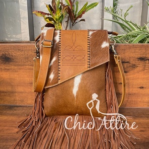 Nuevo estilo occidental de cuero de vaca genuino cosido a mano para mujer, bolso cruzado con flecos, patrón de logotipo de transporte oculto - Product Image 1