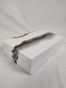 Boîte à bijoux en résine incrustée polie faite à la main avec couvercle à charnière pour la décoration de la maison Emballage cadeau personnel forme rectangle moderne - Product Image 6