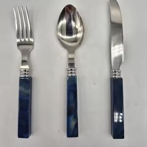 Ensemble de couverts élégant avec petite poignée en bois, couverts de qualité supérieure, idéal pour les stations balnéaires, les restaurants et les repas spéciaux - Product Image 4