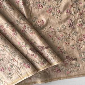 Sari de Tela Pura Zari VASTRA COTTAGE con Borde de Patrón Hecho a Mano y Blusa de Diseño a Contraste con Bordado a Mano para Vestir en Festividades - Product Image 3