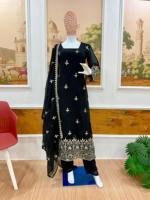 Ensemble prêt-à-porter en faux georgette avec broderies de designer, comprenant un haut, un pantalon et un dupatta.