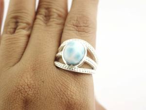 Anillo Unisex Elegante con Bisel Hecho a Mano en Plata de Ley 925 con Piedra Preciosa Ovalada de Larimar Natural - Product Image 5