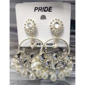 Ensemble de boucles d'oreilles pour femmes de qualité supérieure avec des perles Bijoux de mode Boucle d'oreille pour la vente au détail et les boutiques en ligne Disponible à la vente - Product Image 1