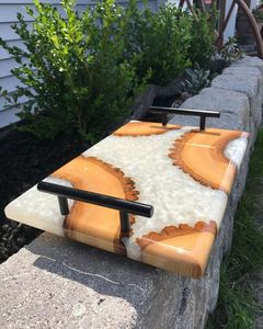 ถาดเสิร์ฟไม้เคลือบอีพ็อกซี่เรซิ่นตกแต่งครัว งานแฮนด์เมด ดีไซน์หรูหรา พร้อมหูจับโลหะ ใช้กับเครื่องล้างจานและไมโครเวฟได้ ผิวขัดเงา - Product Image 2