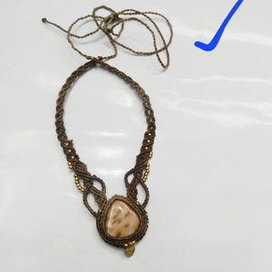 Collares de cuentas gruesas de resina hechos a medida en colores y tamaños surtidos para su reventa por tiendas de accesorios de moda en piedras marrones - Product Image 1