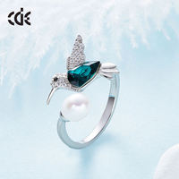 Bague CDE en argent sterling 925 plaqué rhodium avec colibri mignon, cristal émeraude, zircon et perle d'eau douce pour mariage et fête