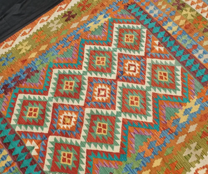 Tapis Maymana Kilim vibrant avec motifs géométriques en laine d'Afghanistan, tapis moderne à rayures réversible pour la décoration de luxe - Product Image 2