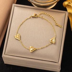 Bracelet en acier inoxydable pour femmes, plaqué or 18 carats. Bracelet en forme de cœur à la mode pour cadeaux tendance, bijoux. - Product Image 2