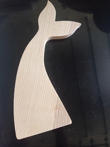 Elegante bandeja de madera hecha a mano con un acabado natural adecuado para servir el desayuno o exhibir artículos - Product Image 4