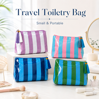 Sac cosmétique en PVC résistant à l'eau avec design rayé et décoration en pompon, fermeture éclair, organiseur de maquillage et de toilette portable pour les voyages