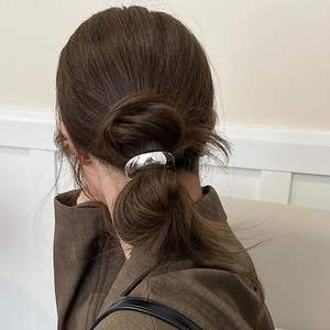 Cravatta da donna in metallo dorato per un elegante Party Look alla moda porta coda di cavallo in argento per capelli lunghi lunghi lucidi e lucidi geometrici - Product Image 5