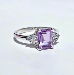 Anillo de compromiso de plata de ley 925 con gema púrpura de lavanda y amatista talla esmeralda para mujer, piedra de nacimiento de febrero, Panache - Product Image 1