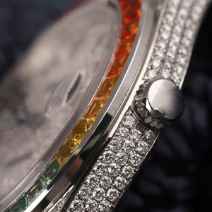 Montre-bracelet de luxe à mouvement à quartz avec cadran noir serti de diamants en moissanite, avec date, de fournisseur indien - Product Image 2