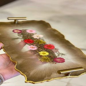 Plato de resina hecho a mano con acabado elegante perfecto para exhibir postres, aperitivos o centro de mesa decorativo para el hogar - Product Image 6