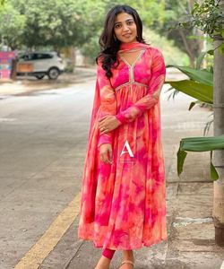 Fashion Fusion: estilo pakistaní Salwar Kameez: fusión de estilos tradicionales y modernos, creando una moda elegante y elegante - Product Image 3