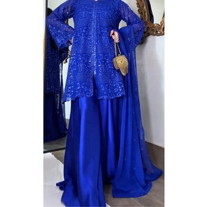 Ssumaira présente une chemise courte en chiffon brodé de qualité supérieure avec un salwar kameez pakistanais indien pour femmes, style Anarkali en soie. - Product Image 3