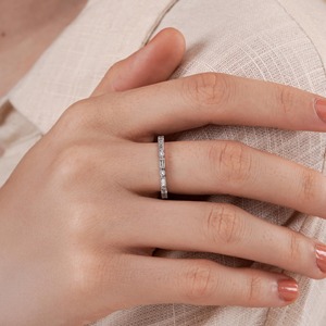 Anillo de Eternidad con Diamantes Baguette en Oro Sólido de 18k, Anillo Apilable con Diamantes Baguette y Redondos, Anillo Apilable con Diamantes Cultivados en Laboratorio - Product Image 4