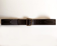 Ceinture en cuir marron foncé de 2 pouces de large avec boucle à double broche dans le style LMB-0026