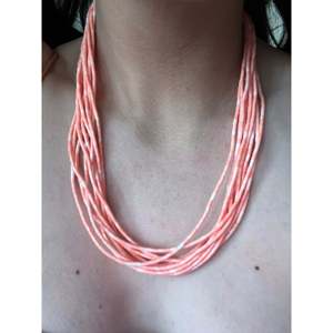 สร้อยคอประดับลูกปัดปะการังสีชมพูนาวาโฮและเงินสเตอร์ลิงแบบหลายชั้น - Product Image 2
