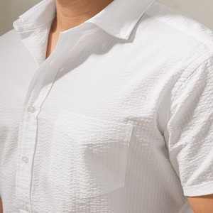 La tela de Seersucker de algodón de tacto suave garantiza la comodidad durante todo el día, la tela es elegante, transpirable y versátil para todas las estaciones - Product Image 1