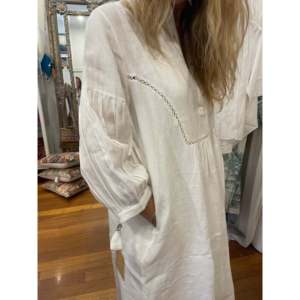 เดรสผ้าลินินสีขาว ERINA - เดรสลำลองคุณภาพสูง ระบายอากาศได้ดี สไตล์ ODM สำหรับสาวออฟฟิศ แขนพอง ความยาวระดับเข่า ไซส์ XS - Product Image 4