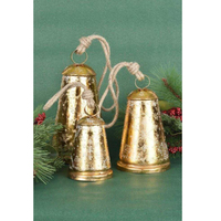 Lot de deux grandes clochettes vintage en métal artisanal avec découpes étoiles et cordes de suspension, décoration de Noël style ferme pour porche et usine