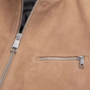 Venta al por mayor Chaqueta de cuero de gamuza Cuello redondo Color beige Chaqueta de manga larga con bolsillo con cremallera Bordes acanalados Chaqueta con cierre de cremallera - Product Image 2