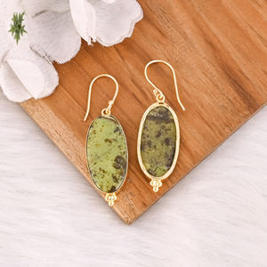 Boucles d'oreilles en laiton plaqué or avec opale verte, faites à la main, pour les tenues quotidiennes, boucles d'oreilles pendantes en laiton tendance pour les événements spéciaux - Product Image 4