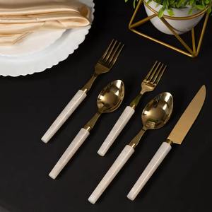 Vente chaude ensemble de couverts sans danger pour les aliments avec poignée en résine blanche pour la maison et l'hôtel vaisselle ensembles de couverts en argent miroir acier or - Product Image 3