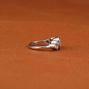 Bague de fiançailles personnalisable en plaqué or massif 14 carats avec trois pierres cultivées en laboratoire, serti de lunette luxueux certifié IGI - Product Image 5