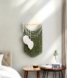 Suspension murale en macramé vert et blanc à motif de feuilles avec détails en perles pour une décoration intérieure élégante et une présentation intérieure, en provenance d'Inde - Product Image 5
