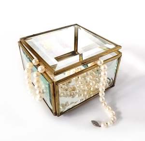 Caja de joyería de vidrio de metal de primera calidad única con detalles de metal bellamente elaborados, perfecto para coleccionistas y amantes de la joyería - Product Image 2