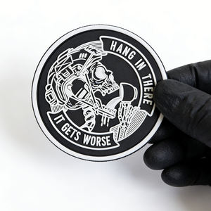 Patch en PVC « Hang in There It Gets Worse » avec motif de crâne, noir et blanc, en caoutchouc souple, pour sacs, vestes, chapeaux et accessoires - Product Image 3