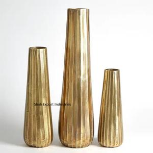 Ensemble de 3 Vases à Fleurs en Métal Plaqué Or au Design Moderne et Classique pour la Décoration de Maison et de Mariage Artisanat - Product Image 3