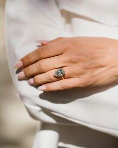 Bague de fiançailles Solitaire Moissanite coupe poire 12x8mm en serti or classique à cinq broches | Bijoux fins de mariage de mariée - Product Image 2